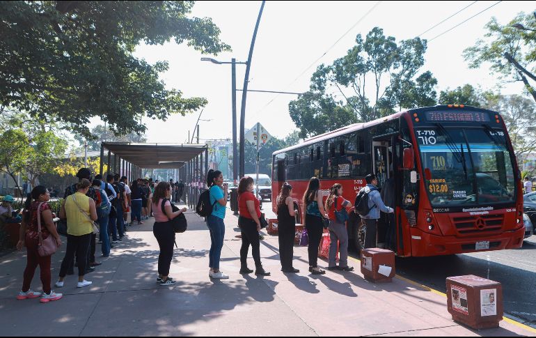 Las filas de personas que esperan el trolebús son cada vez más largas. EL INFORMADOR/C. Zepeda