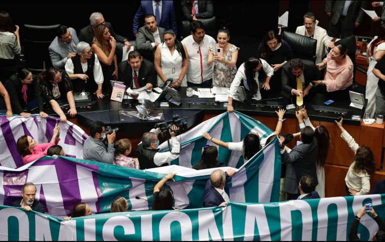 El bloque de contención amaneció con la tribuna del Senado en medio de colchonetas, almohadas, sudaderas y café. SUN/D. Sánchez