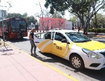 Usuarios se ven obligados a tomar taxi para llegar a tiempo a la escuela o al empleo, lo que afecta su economía ante el elevado costo del servicio. EL INFORMADOR/C. Zepeda