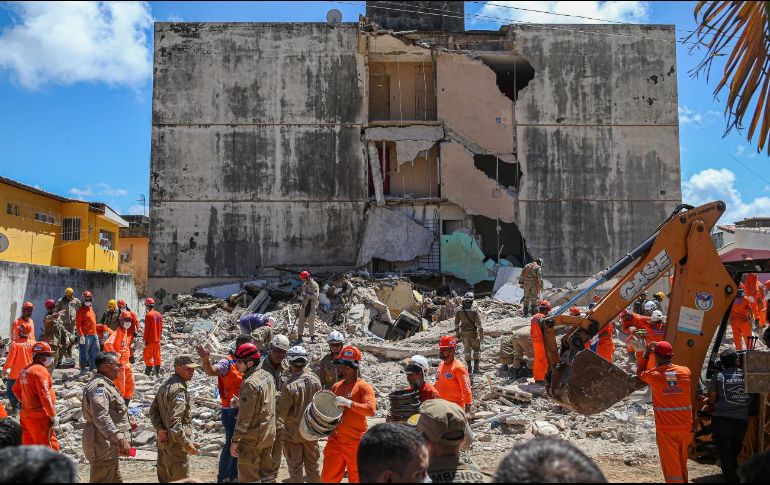 Al lugar llegaron bomberos y rescatistas de varias dependencias. EFE