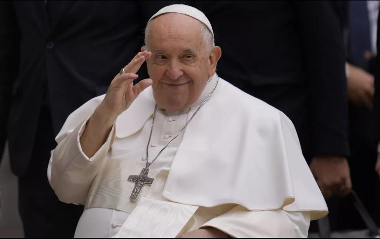 El papa Francisco ha mantenido un encuentro con refugiados en la iglesia de Santa Isabel de Hungría, en Budapest. AP