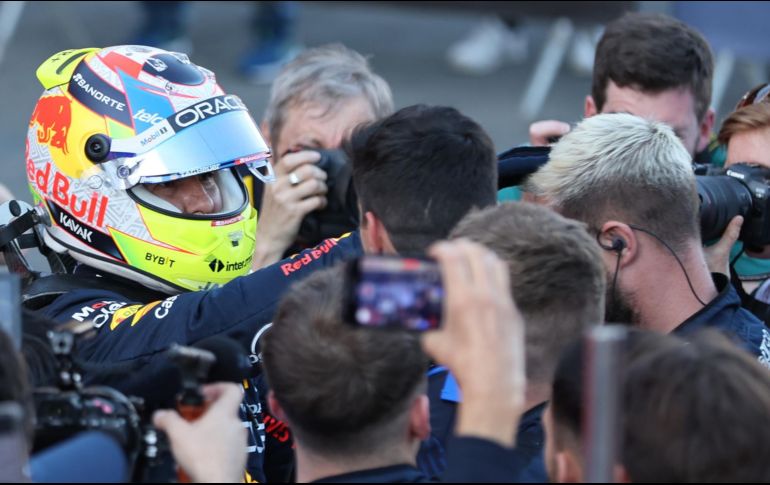 Pérez se mantuvo tranquilo pese a ganar su primera carrera sprint de su historial en la Fórmula 1, ahora está enfocado en el Gran Premio de Azerbaiyán que se correrá este domingo. EFE / A. Haider