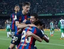 Barcelona está muy cerca de volver a levantar la copa en la Liga de España. AP/Joan Monfort