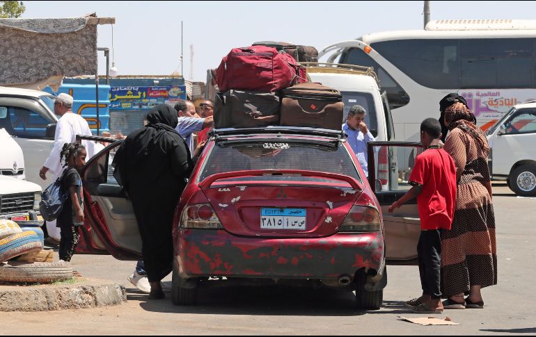 El punto fronterizo entre Egipto y Sudán se ha convertido en una zona clave para las evacuaciones. AP/K. Elfiqui