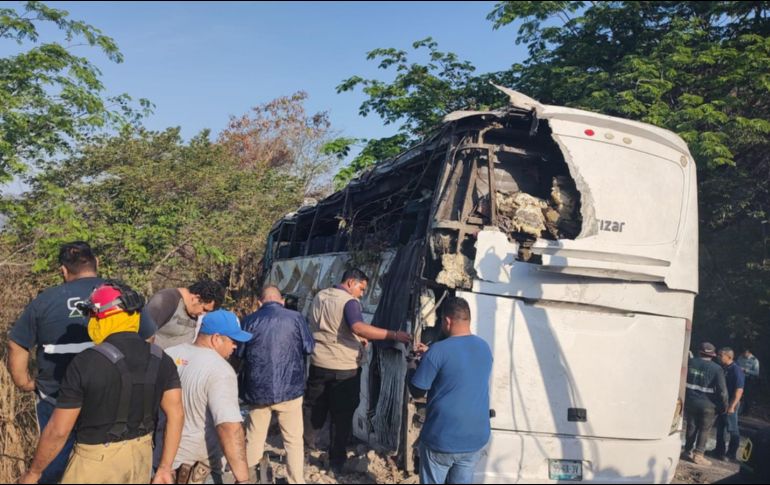 El camión de pasajeros cayó en un barranco de quince metros. 18 personas murieron. ESPECIAL/ Protección Civil Nayarit
