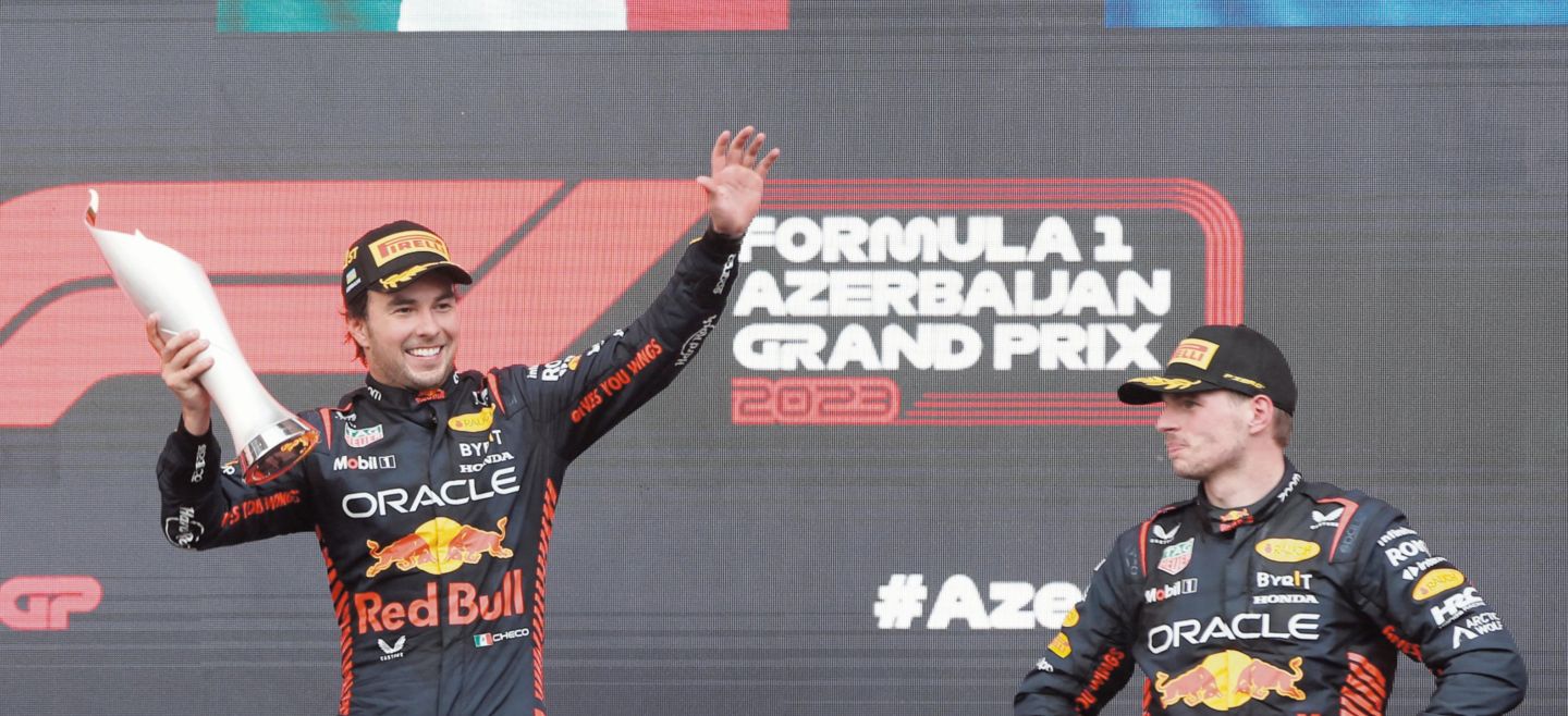 El piloto tapatío, Sergio “Checo” Pérez sigue en plan grande y ha firmado el que quizá sea su mejor fin de semana en 13 años de carrera en la Fórmula Uno. Luego de ganar la carrera sprint del sábado, ayer hizo lo propio y terminó por llevarse el triunfo en el Gran Premio de Azerbaiyán que se corre en el circuito callejero de Bakú. Desde la largada, en donde arrancó en tercer lugar, “Checo” se fue con todo buscando tomar la punta que tenía Charles Leclerc, pero no por mucho tiempo. Primero Max Verstappen y luego el propio mexicano le dieron alcance al monegasco. Un safety car en los inicios de la competencia por un percance de Nyck de Vries hizo que las estrategias se hicieran presentes, en donde Red Bull cometió el error de llamar a pits al neerlandés antes de que el auto de seguridad apareciera; sin embargo, con “Checo” Pérez fue diferente y lo hicieron a la perfección, tomando la punta de la carrera, misma que ya no soltaría más después de que la tomara a 39 vueltas del final. “Estoy metido definitivamente en la lucha por el título; no sólo por Bakú. Creo que puedo ser bueno en cualquier lugar esta temporada y ahora mismo ya estoy pensando en Miami”, compartió el tapatío. Con este triunfo, Pérez llega a seis victorias en la Fórmula Uno, de las cuales cinco han sido en circuitos callejeros: Bakú en dos ocasiones, Mónaco, Singapur y Arabia Saudita. EFE