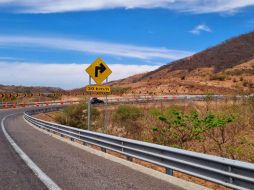 La naturaleza del camino hace que esta curva en la vía corta a Puerto Vallarta sea un punto peligroso donde ya se han registrado varios accidentes. EL INFORMADOR / ARCHIVO