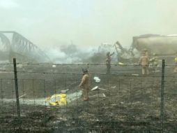 Dos camiones resultaron indendiados luego de chocar. EFE