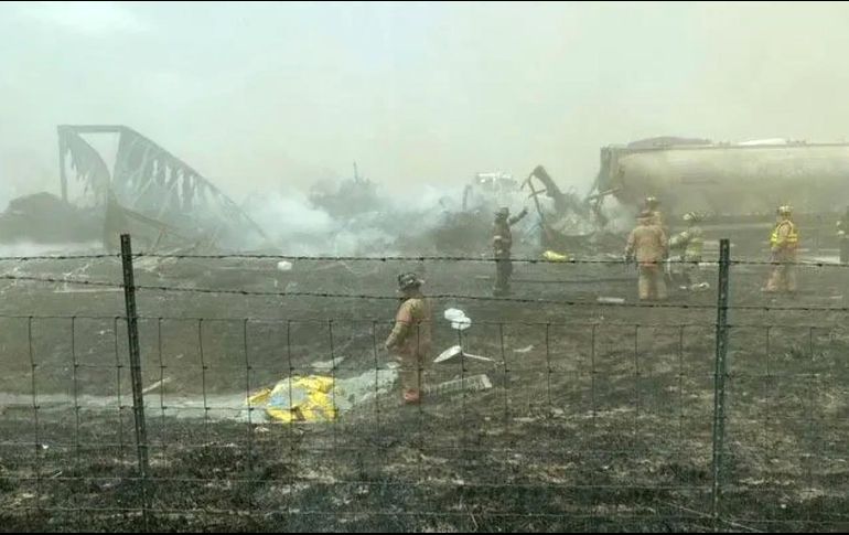 Dos camiones resultaron indendiados luego de chocar. EFE
