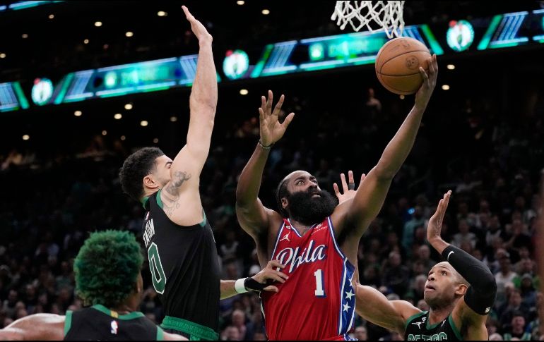 Harden anotó 45 y empató su récord de postemporada. AP/C. Krupa