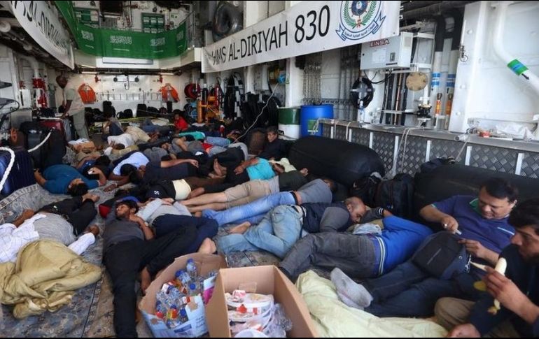 Evacuados descansan a bordo de un buque naval saudita mientras viaja de Puerto Sudán a Yeda. AFP