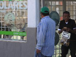 Personas acuden a casas de cambio el 5 de marzo de 2023, en Ciudad Juárez, Chihuahua. EFE/ARCHIVO