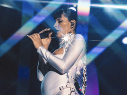 Un regalo para su bebé, conmueve a Cazzu en pleno concierto. ESPECIAL