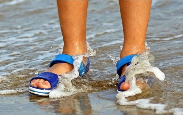 La niña se midió los zapatos y le quedaron a la perfección. SUN