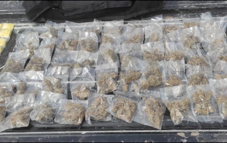 En el sitio, los hombres dejaron abandonada una mochila en la que se localizó un chaleco táctico, 219 envoltorios con material granulado correspondiente al cristal, así como 55 empaques de marihuana. ESPECIAL