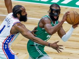 Jaylen Brown (der.) fue el líder de unos Celtics que controlaron cada aspecto del juego ante los 76ers. EFE/C. Gunther