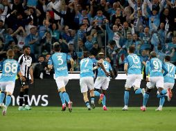 El conjunto napolitano empató 1-1 con Udinese gracias a un gol de Victor Osimhen y ganó el Scudetto después de más de tres décadas. EFE / E. Griffoni