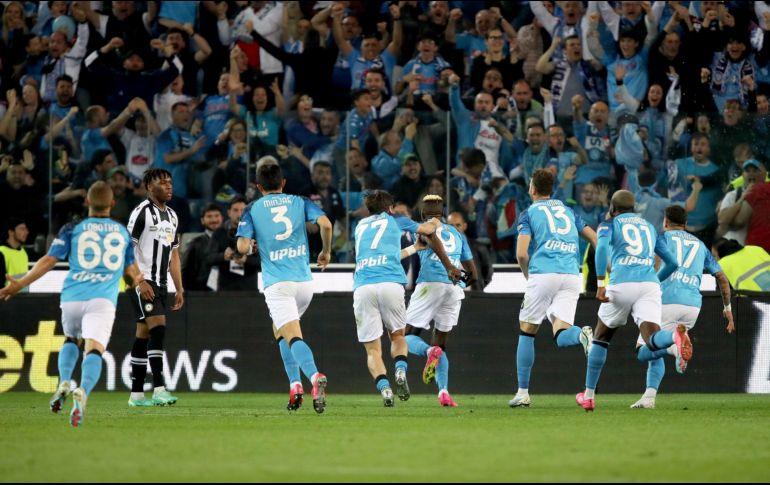 El conjunto napolitano empató 1-1 con Udinese gracias a un gol de Victor Osimhen y ganó el Scudetto después de más de tres décadas. EFE / E. Griffoni