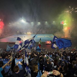 Las calles de Nápoles se enfiestan