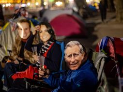 Fanáticos de la monarquía seguirán la coronación de Carlos III este sábado 6 de mayo. EFE / M. Divisek