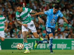 Javier Correa (Santos) y Gustavo Cabral (Pachuca), durante el partido de la jornada 14 del Clausura 2023. IMAGO 7