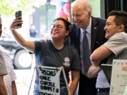Joe Biden se tomó fotos con los empleados del restaurante Habaneros, en Washington DC. AFP