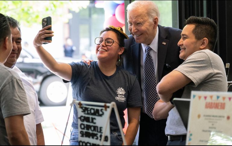 Joe Biden se tomó fotos con los empleados del restaurante Habaneros, en Washington DC. AFP