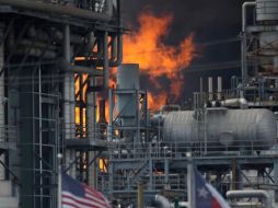 El incendio se originó por el intercambio de calor entre dos gasóleos pesados. AP