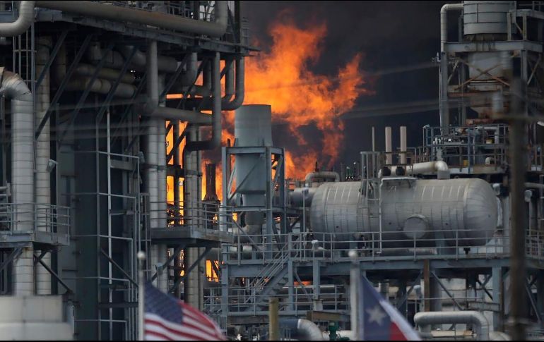 El incendio se originó por el intercambio de calor entre dos gasóleos pesados. AP