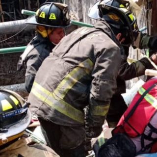 Impactante: Así fue el momento en el que cayó camión de volteo en construcción en la Ciudad de México (VIDEO)