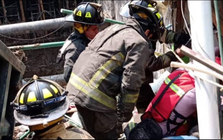 Los bomberos llegaron para atender a los trabajadores. ESPECIAL
