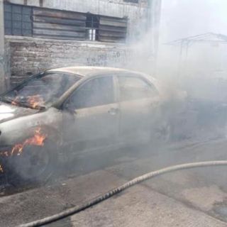 Camioneta con huachicol se vuelca, causa megaincendio y mata a 3 personas en Michoacán