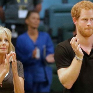 El príncipe Harry llega para la coronación del rey Carlos III