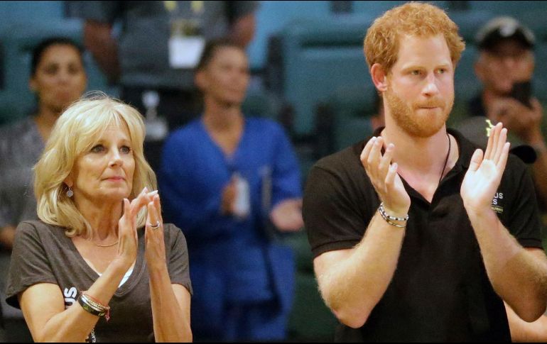 El príncipe Harry viajó en un vuelo comercial hasta Londres. EFE