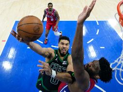 Boston le amargó la noche a Filadelfia, que celebró la coronación de Joel Embiid como MVP. AP/M. Slocum