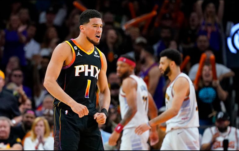 Devin Booker se destapó con 47 puntos para meter en la contienda a los Suns. AP/M. York