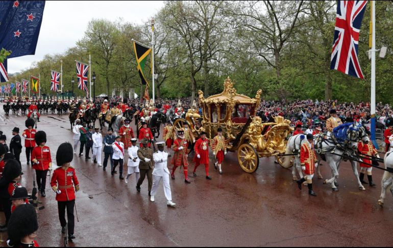 Camino sobre el Diamond State Coach, una procesión de 3 kilómetros desde el Palacio de Buckingham a la Abadía de Westminster en el centro de Londres. AFP / A. Dennis
