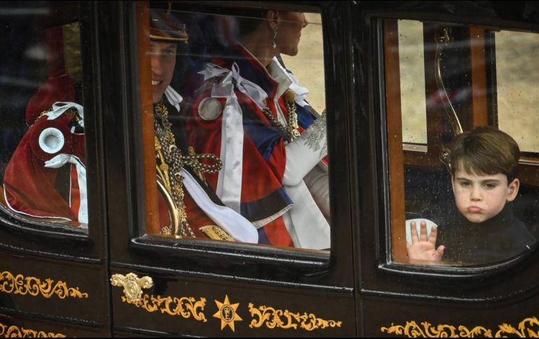 Los príncipes Guillemo y Catalina, junto a sus hijos, rumbo a la coronación. AFP / S. Bozon