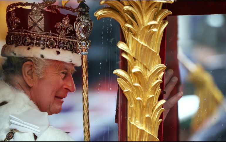 El rey Carlos III observa a los presentes en los alrededores del Palacio de Buckingham. AFP / A. Dennis