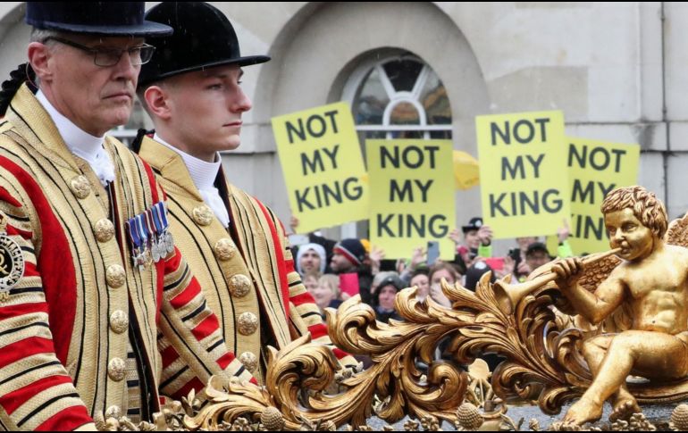 También, alrededor del Palacio de Buckingham se llevaron a cabo diversas manifestaciones en contra del rey Carlos III. AFP / V. Santos