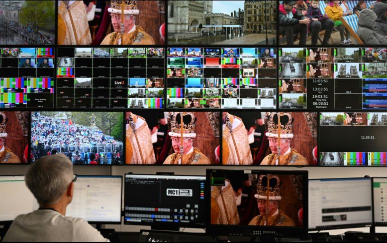 Imagen que muestra un cuarto de televisión en París, donde se aprecian las tomas transmitidas en televisión durante la coronación de Carlos III. AFP / E. Dunnand