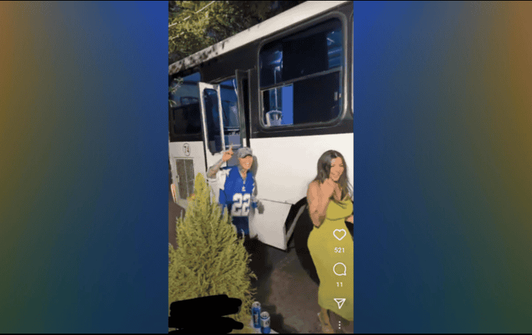 Fue una usuaria de redes sociales quien compartió el video, en el que se ve a Karely Ruiz y Santa Fe Klan bajar de un camión. FACEBOOK / Arantxa RS