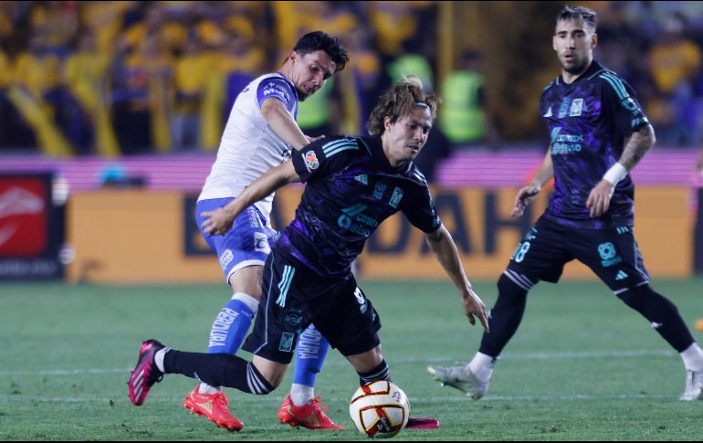 Luis García (Puebla) y Sebastián Córdova (Tigres), durante el partido de la jornada 16 del torneo Clausura 2023. IMAGO 7