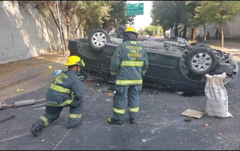 El accidente ocurrió en la avenida Lázaro Cárdenas. ESPECIAL/Bomberos GDL