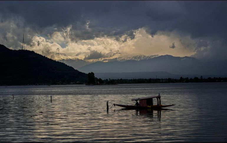 Por el momento, se desconocen las causas que originaron la volcadura y hundimiento de la lancha. AP/M. Khan