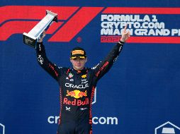 La emoción recayó cuando Verstappen paró a “boxes” a cambiar de neumático duro a medio, saliendo nuevamente ahora por detrás de “Checo”. AP / W. Lee