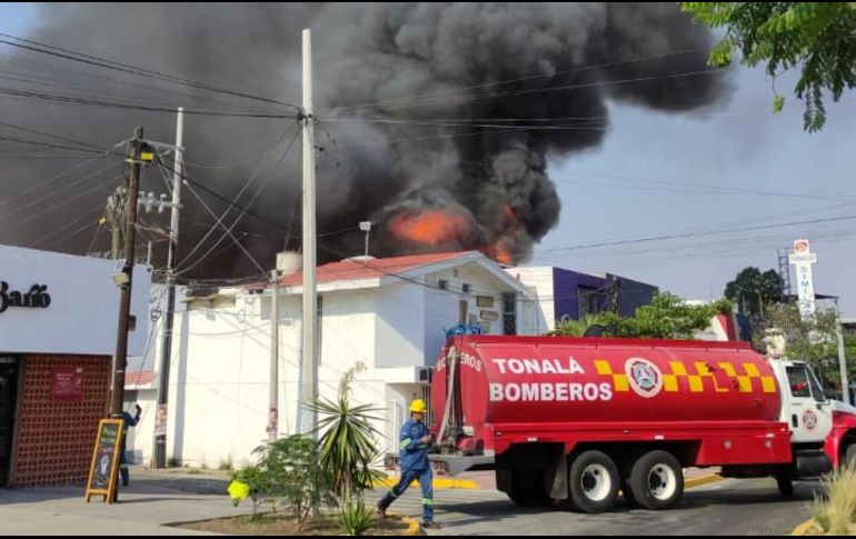 El incendio ocurrió en una bodega de tarimas en la colonia San Elías, en Tonalá.ESPECIAL