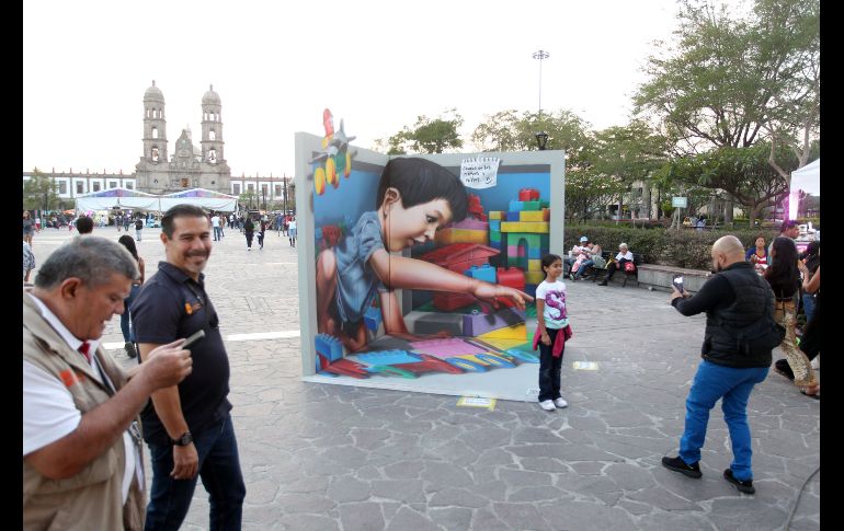 Christopher de Alba encargado de despacho de cultura de Zapopan destacó que esta galería refuerza la inclusión del arte en la vida cotidiana de las personas, sumando que se acerquen personas de todos los sectores sociales. EL INFORMADOR / A. Camacho