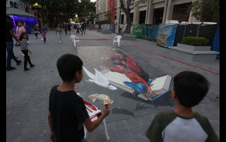 Christopher de Alba encargado de despacho de cultura de Zapopan destacó que esta galería refuerza la inclusión del arte en la vida cotidiana de las personas, sumando que se acerquen personas de todos los sectores sociales. EL INFORMADOR / A. Camacho