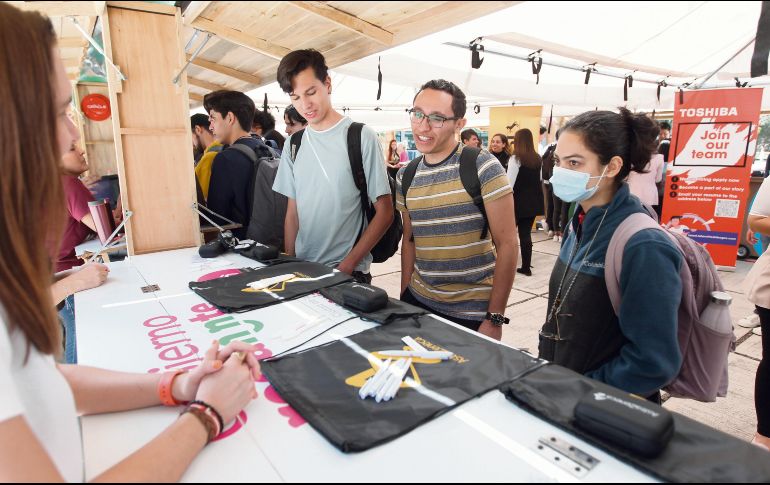 Empresas ofrecen plazas laborales, pero no siempre se ocupan; algunos jóvenes optan por la informalidad laboral. EL INFORMADOR/ A. Camacho
